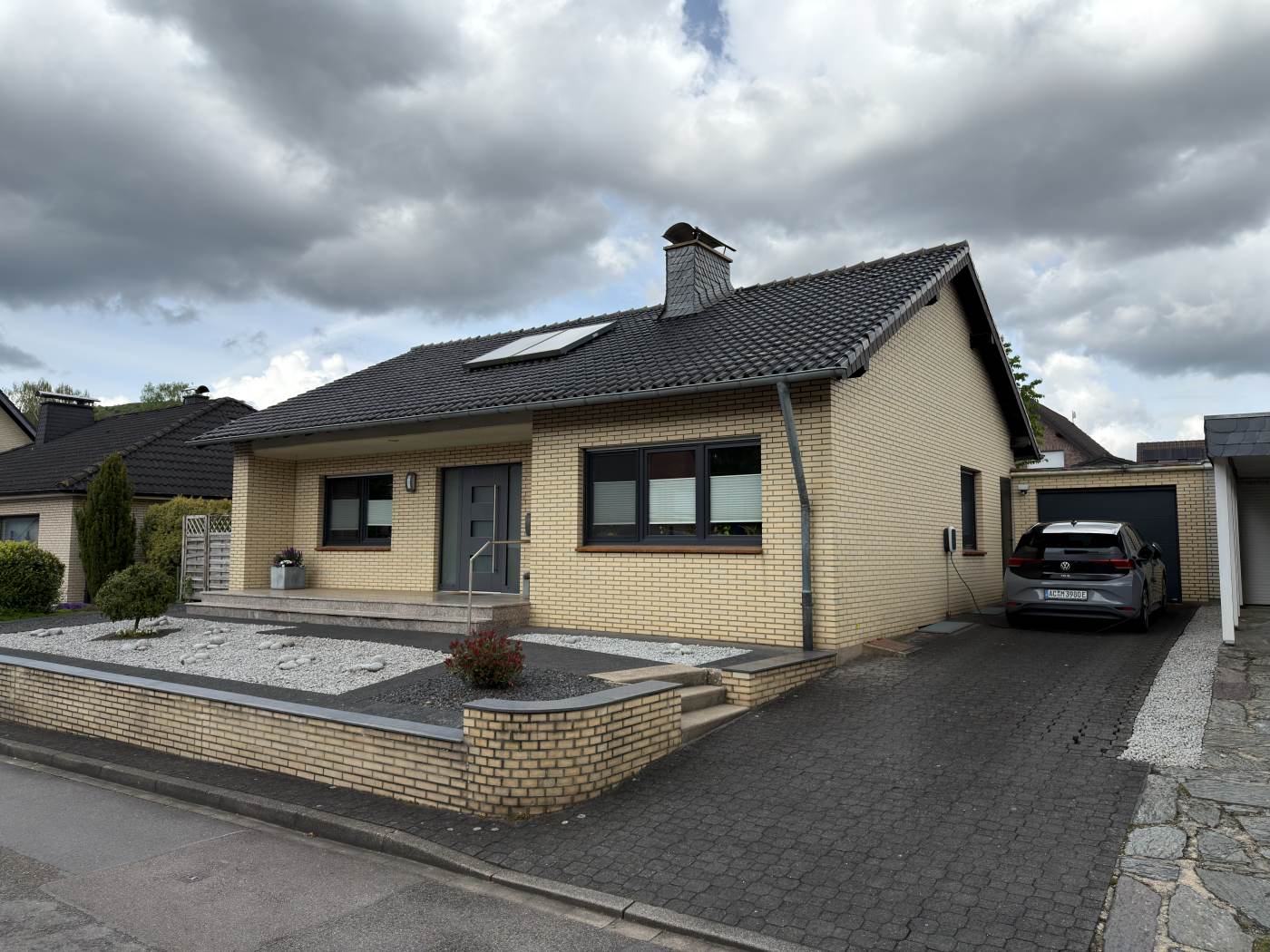 Ansicht mit Einfahrt und Garage