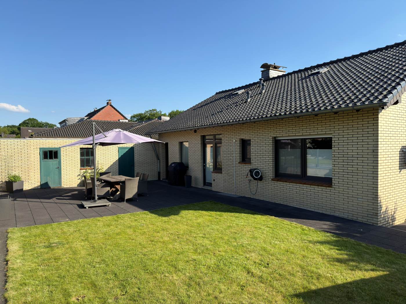 Garten mit Terrasse und Schuppen