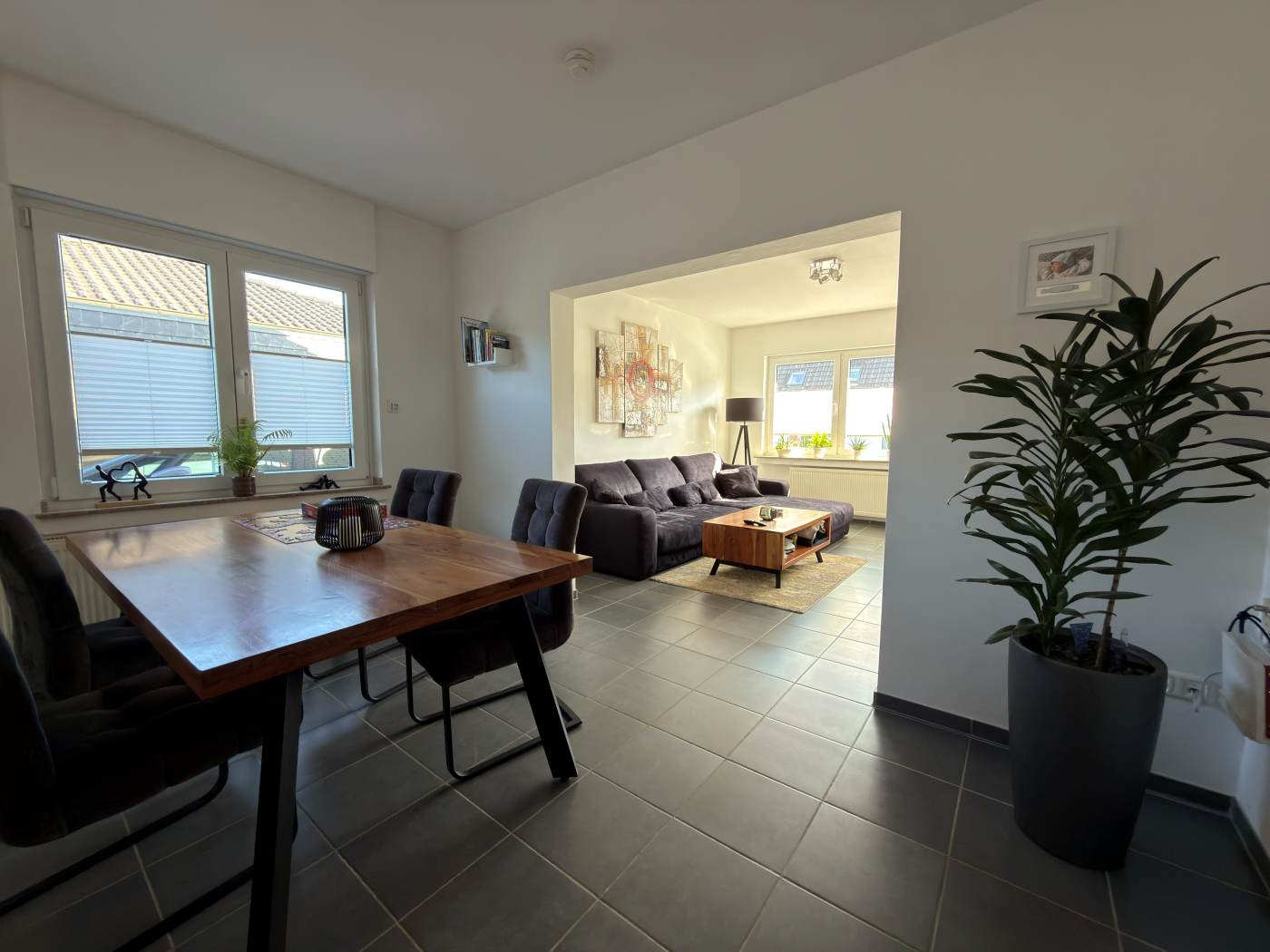 Essbereich mit Blick ins Wohnzimmer