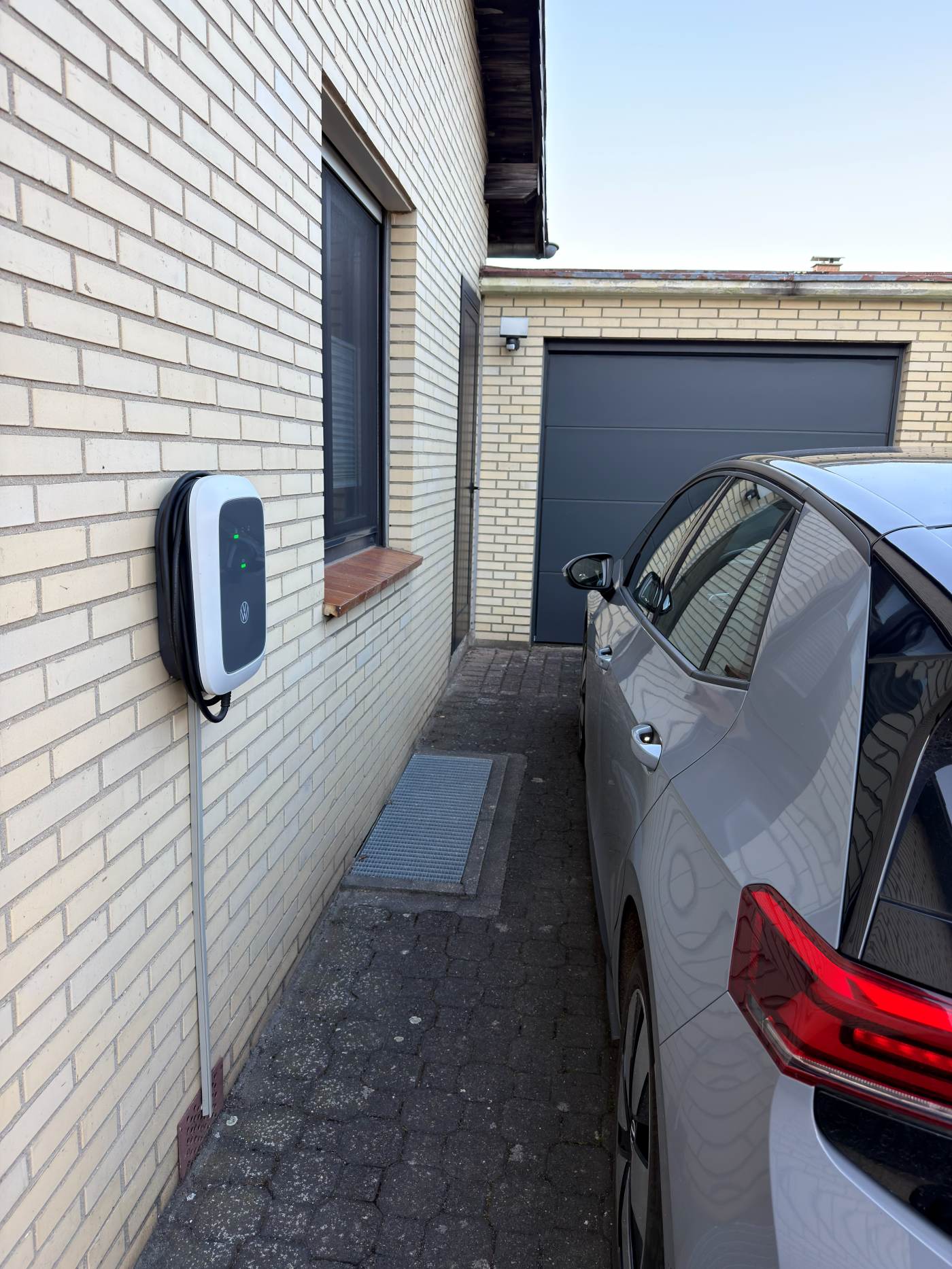 Wallbox am Stellplatz neben der Garage