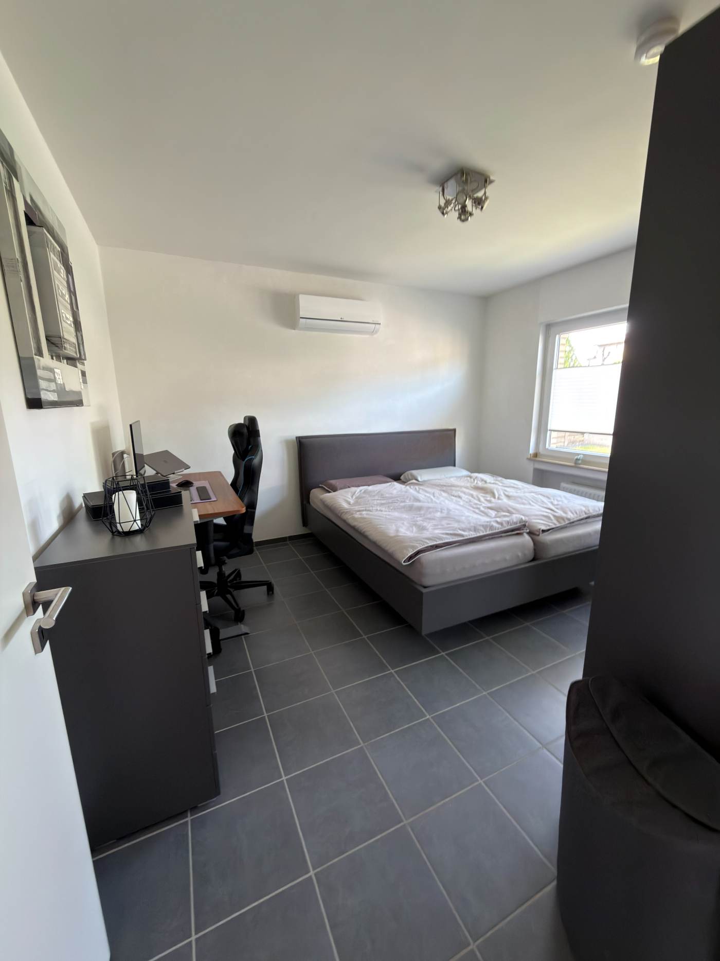 Schlafzimmer mit Doppelbett und Split-Klimaanlage