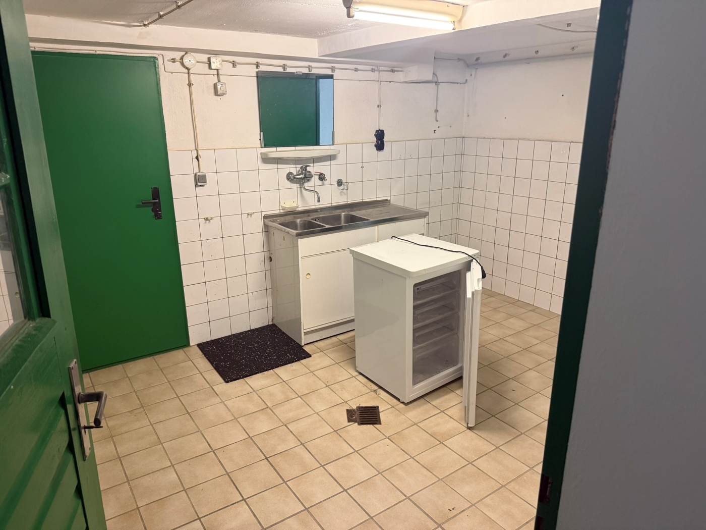 Waschküche im Keller mit Spüle