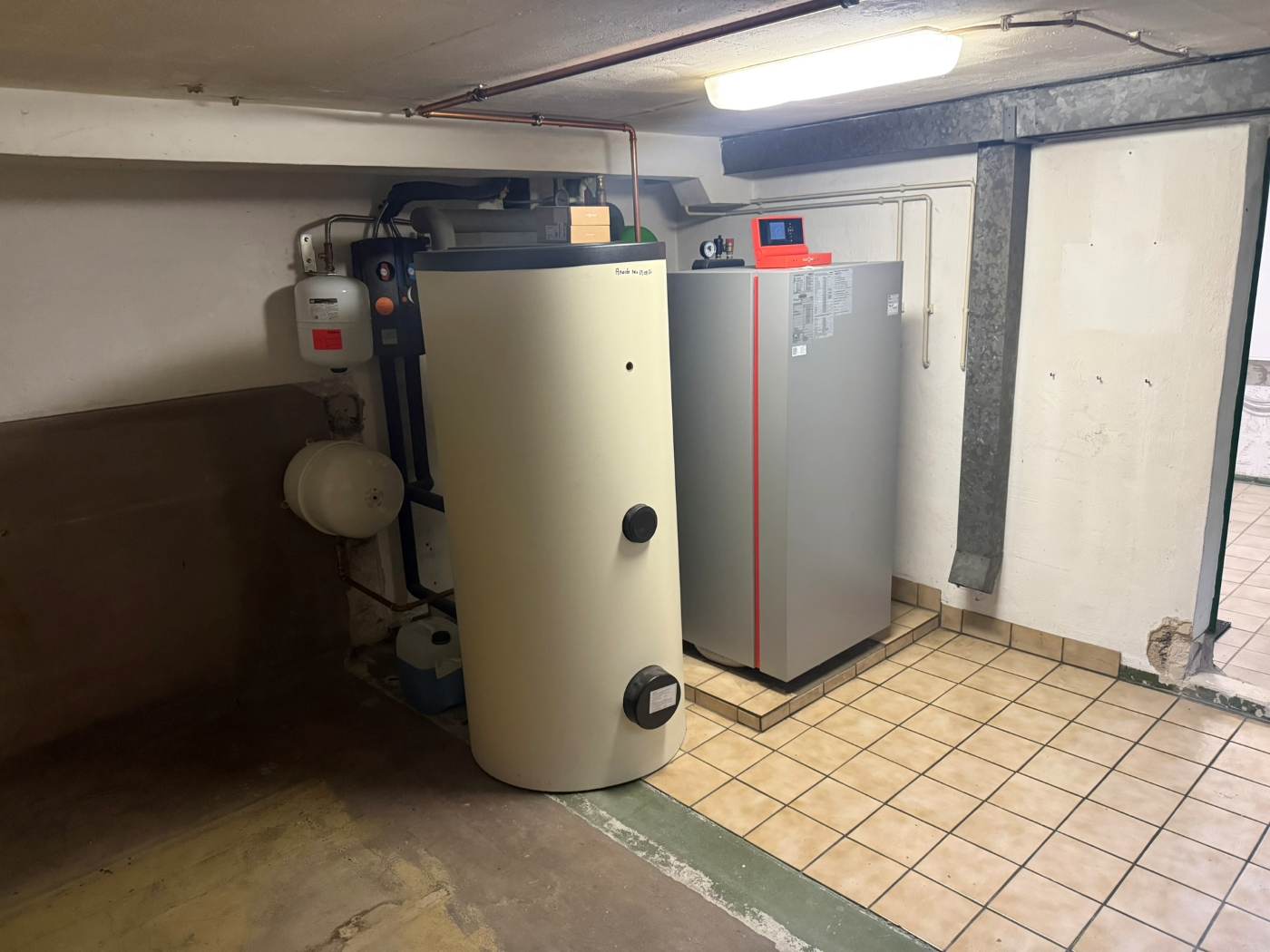 Moderne Heizungsanlage im Keller